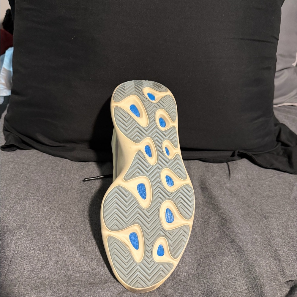 adidas Yeezy 700 V3
Azael - Picture 5 of 6